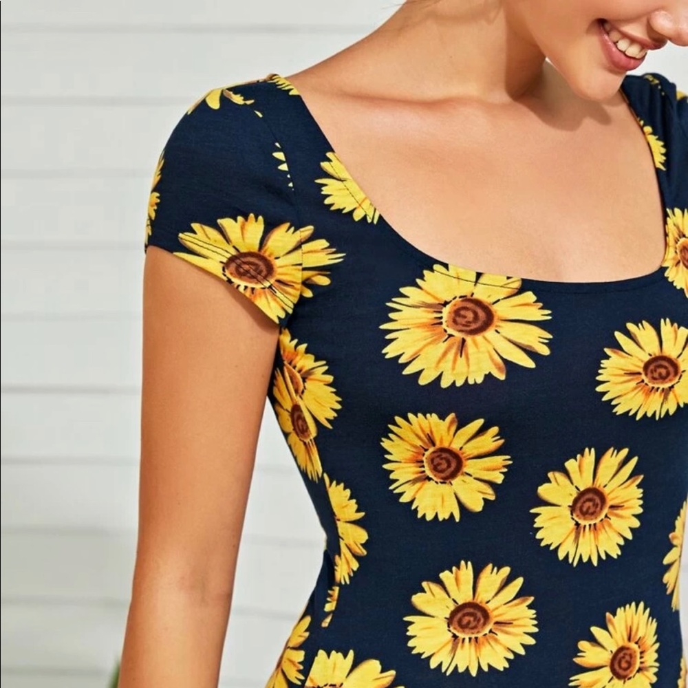 ✨🛍✨NWT Sunflower Fitted Tee